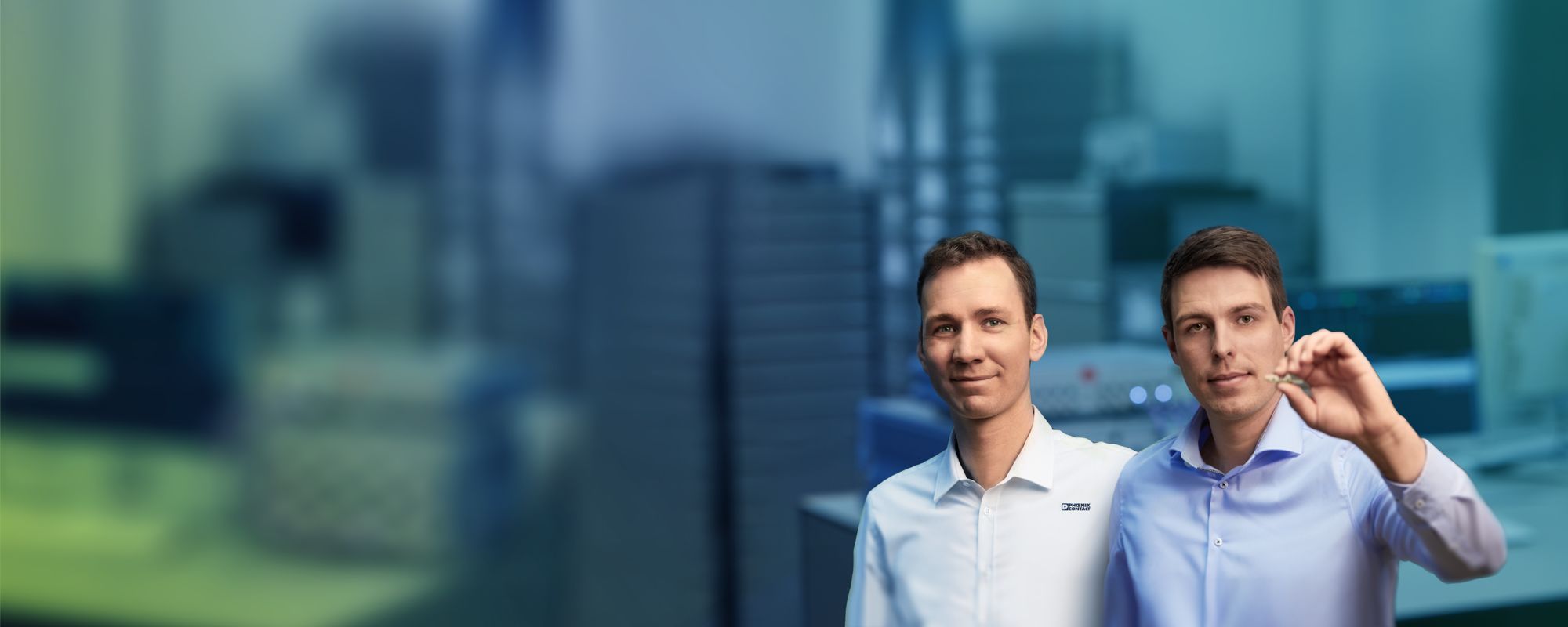 Medarbejdere med datastik til Industrie 4.0