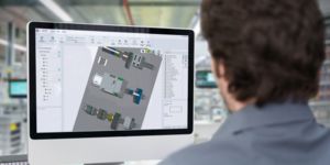 Persoon voor scherm met clipx ENGINEER-systeemsoftware