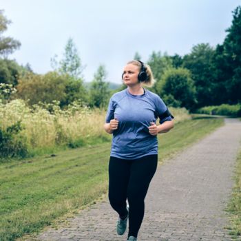 Mitarbeiterin joggt draußen