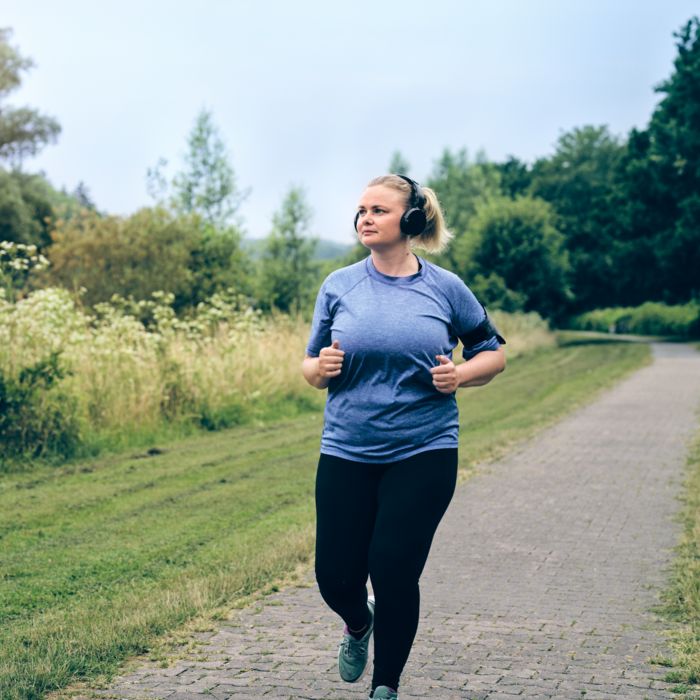 Mitarbeiterin joggt draußen