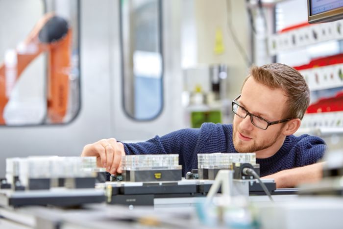 Mann bei der Forschung im Bereich Elektrotechnik und Maschinenbau