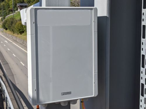 Smart Ethernet Box no pórtico de sinalização com vista para a autoestrada