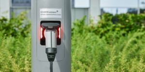 Гніздова частина системи заряджання типу 2 мерехтить червоним
