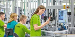 Pracownik produkcji Phoenix Contact Wielkopolska