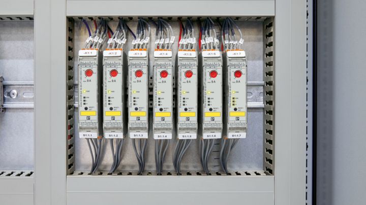 Arrancador de motor instalado en un armario de control