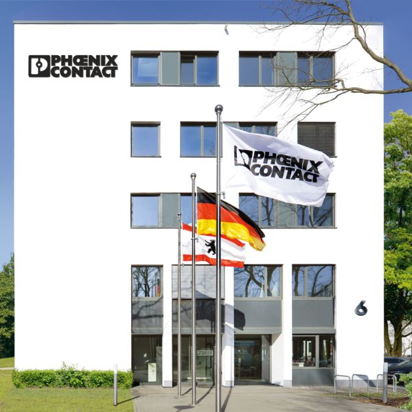 Bürogebäude mit Berlin-, Deutschland- und Phoenix Contact-Flaggen