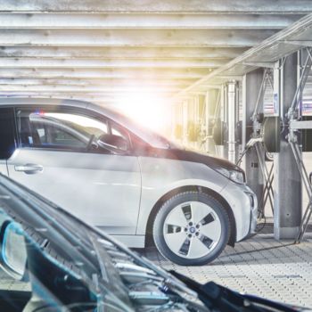 Parkeringshus med ladestationer til elbiler
