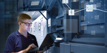Medewerker met laptop die de bedienings- en foutanalysesoftware gebruikt