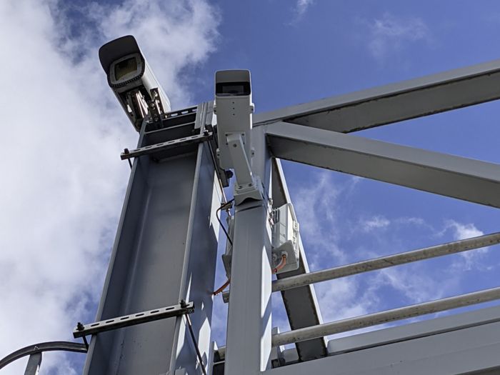 Blick von unten auf IP-Kamera an Schilderbrücke