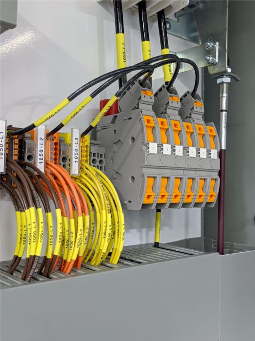 Verdrahtete PTPOWER Hochstromklemmen im Schaltschrank