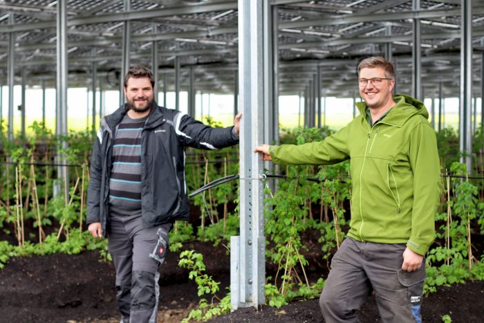 Zwei Männer mit PV-Anlage im Gewächshaus