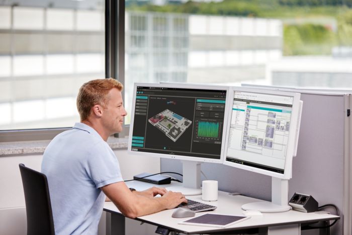 Un system integrator della tecnologia degli edifici davanti a uno schermo