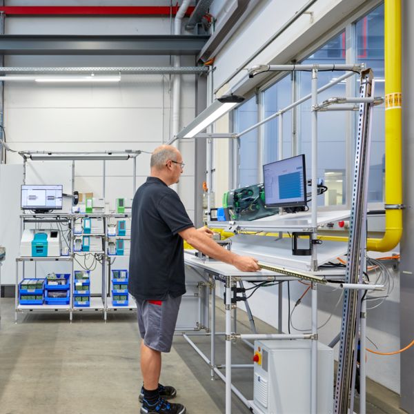 Collaborateurs du système d'assistance des opérateurs lors de la découpe de rails DIN