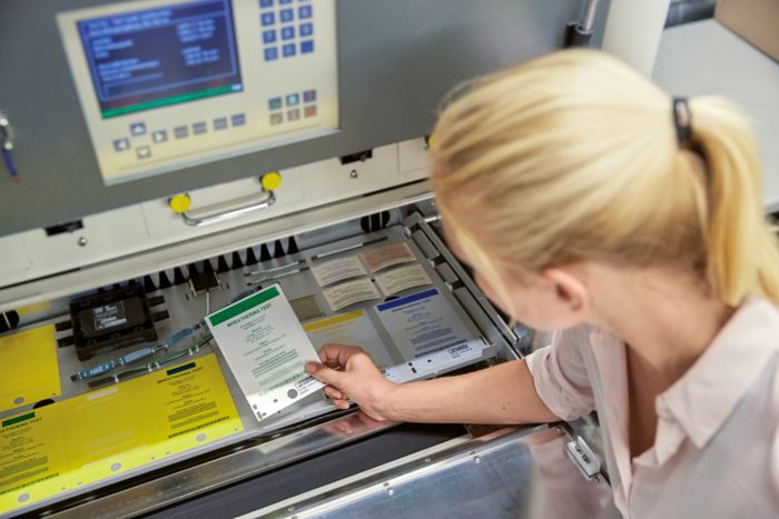 O persoană testează stabilitatea la lumină UV a materialelor