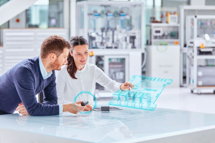 Geräteentwicklerin und Kunde beim Betrachten eines 3D-Modells von Leiterplattenklemmen