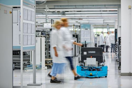 Flexible production with AGVs | Phoenix Contact