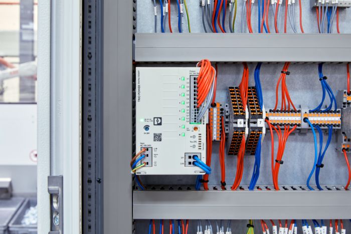 Alimentation électrique avec disjoncteur intégré dans l'armoire électrique