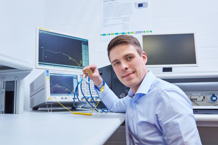 Ingénieur de test avec un câble à base de cuivre et un dispositif de mesure