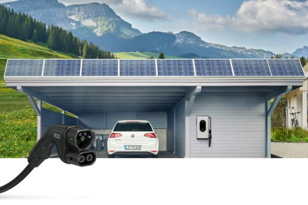 Auto steht in einem Carport mit Wallbox und Solaranlage auf dem Dach