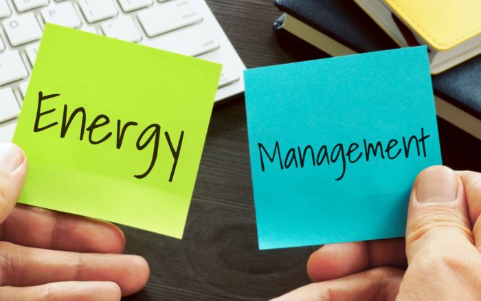「Energy」と「 Management」と記されたノート