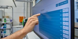 Une personne démarre un projet en cliquant sur la souris