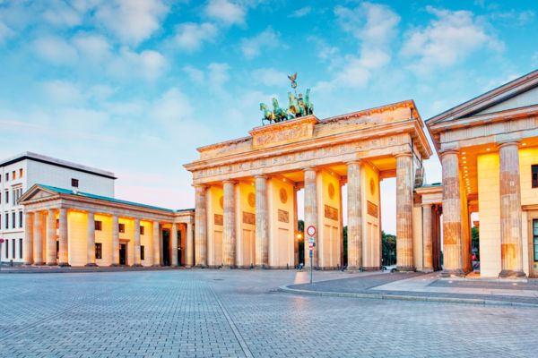Das beleuchtete Brandenburger Tor in Berlin