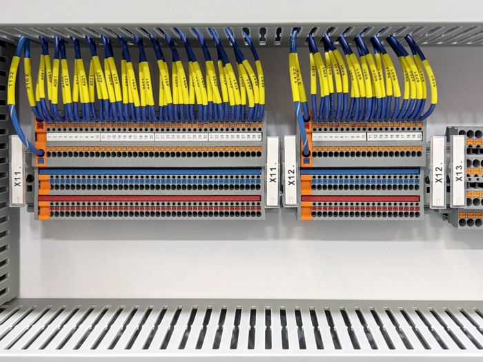 Verdrahteter PTIO-Sensor und Aktorklemme mit Push-in Technology, verdrahtet in einem Schaltschrank