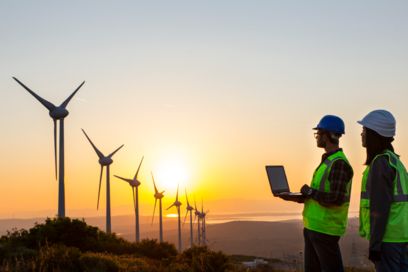 Zwei Experten im Windpark in der Abendsonne.