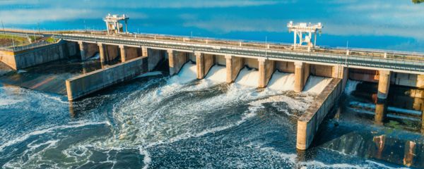 Hydroelectric power station with locks and reservoir