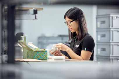 Individuelles Materialset aus Einzelprodukten, Klemmenleisten und Tragschienen wird zusammengestellt