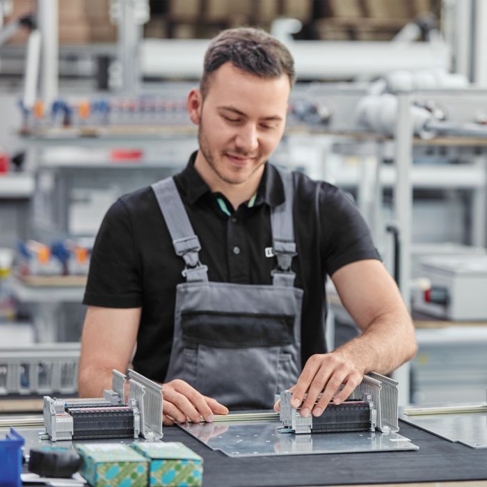 Person arbeitet an einem Gehäuse