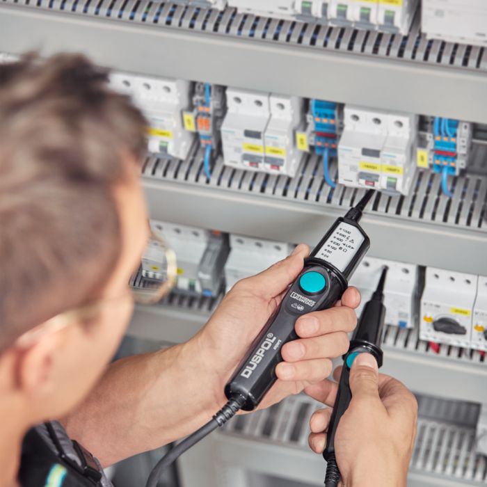 Contrôleur de tension de la gamme de produits TESTFOX utilisé dans l'armoire électrique