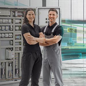  制御盤構築中の作業者