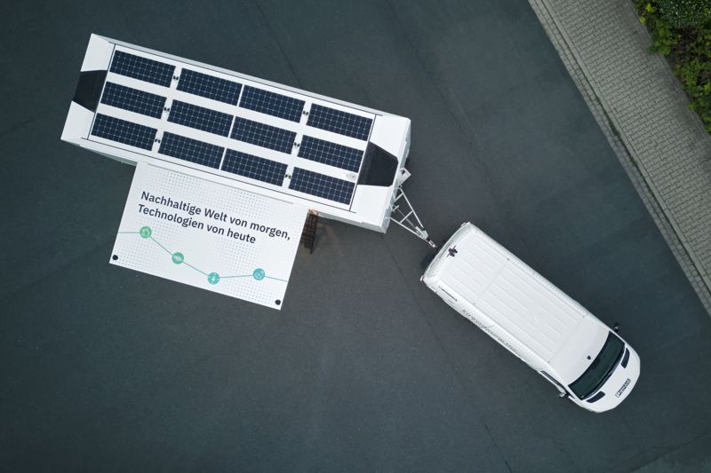 Luftaufnahme des All Electric Society Transporters mit Anhänger