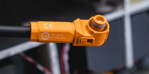 Connecteur jaune avec fiche de raccordement verrouillable devant une unité de batterie