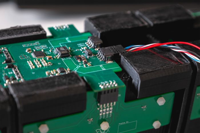 绿色PCB板之间的插拔式连接器
