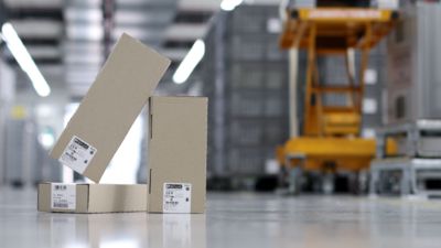 Phoenix Contact’s unprinted item packaging in a factory hall