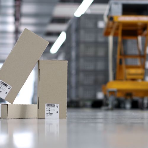 Phoenix Contact’s unprinted item packaging in a factory hall