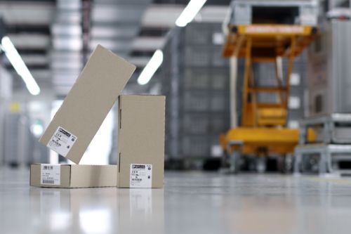 Otryckta produktförpackningar från Phoenix Contact i en fabrikshall