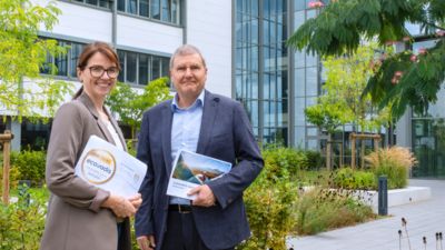Employees present the new sustainability report and the Ecovadis Award