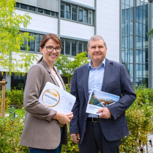 Employees present the new sustainability report and the Ecovadis Award
