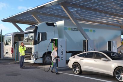 Parque de carga moderno con estaciones de recarga HPC
