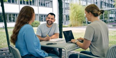 Mitarbeitende von Phoenix Contact im Gespräch