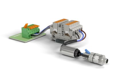 Munkatársak a jövő csatlakozástechnikáját minősítik elektronikaházak és nyomtatott áramköri csatlakozók vizsgálatával 
