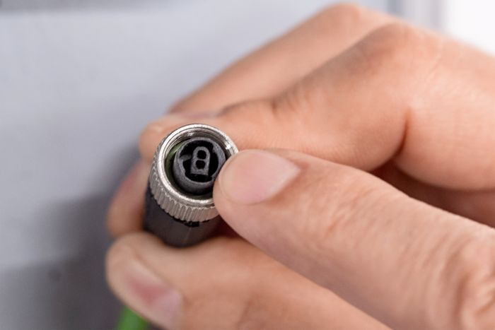 Anschlussstecker mit schwarzem Steckergesicht