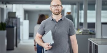 Mitarbeitender mit Laptop