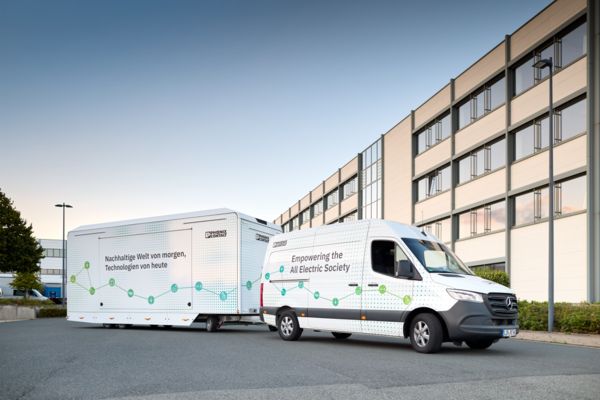 All Electric Society Transporter mit Anhänger auf einem Firmengelände