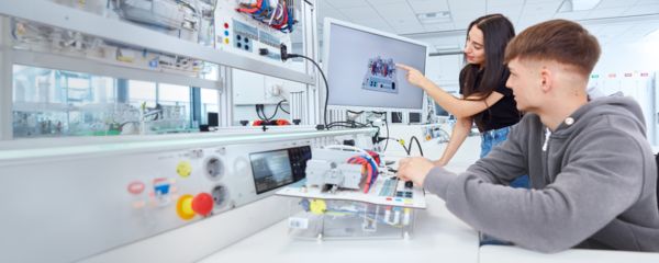 Auszubildende beschäftigen sich mit einem Training Board