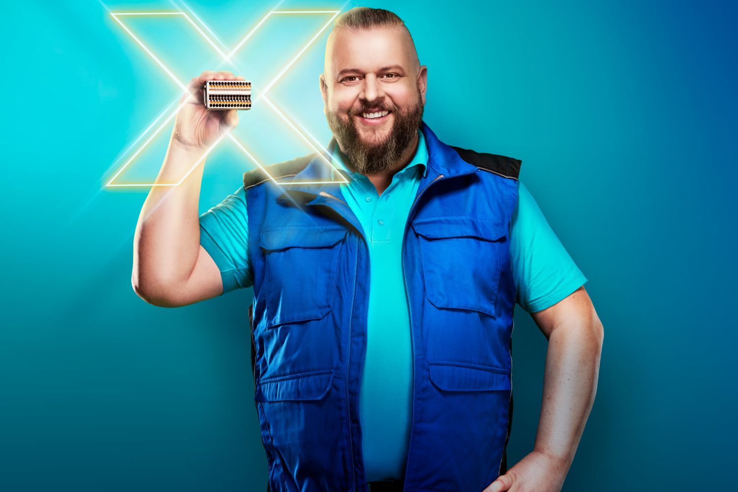 Person in work clothes holding a Push-X terminal block
