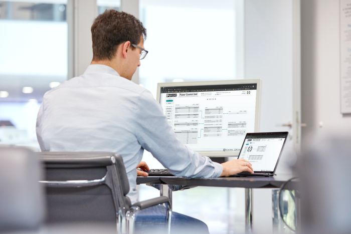 Personne assise devant un écran qui affiche l'interface de contrôle